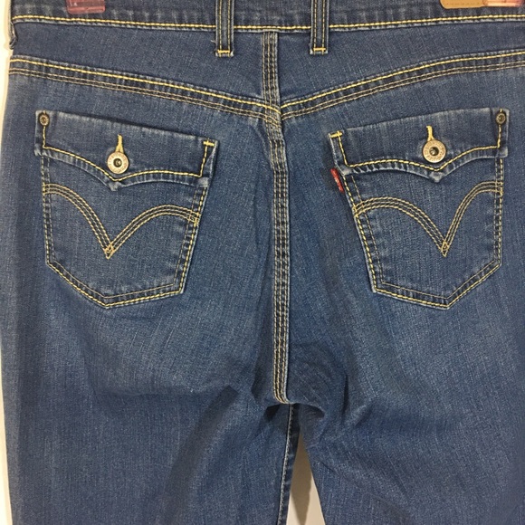 Women’s Levi’s Dark Washed Capris Pants - Picture 6 of 14